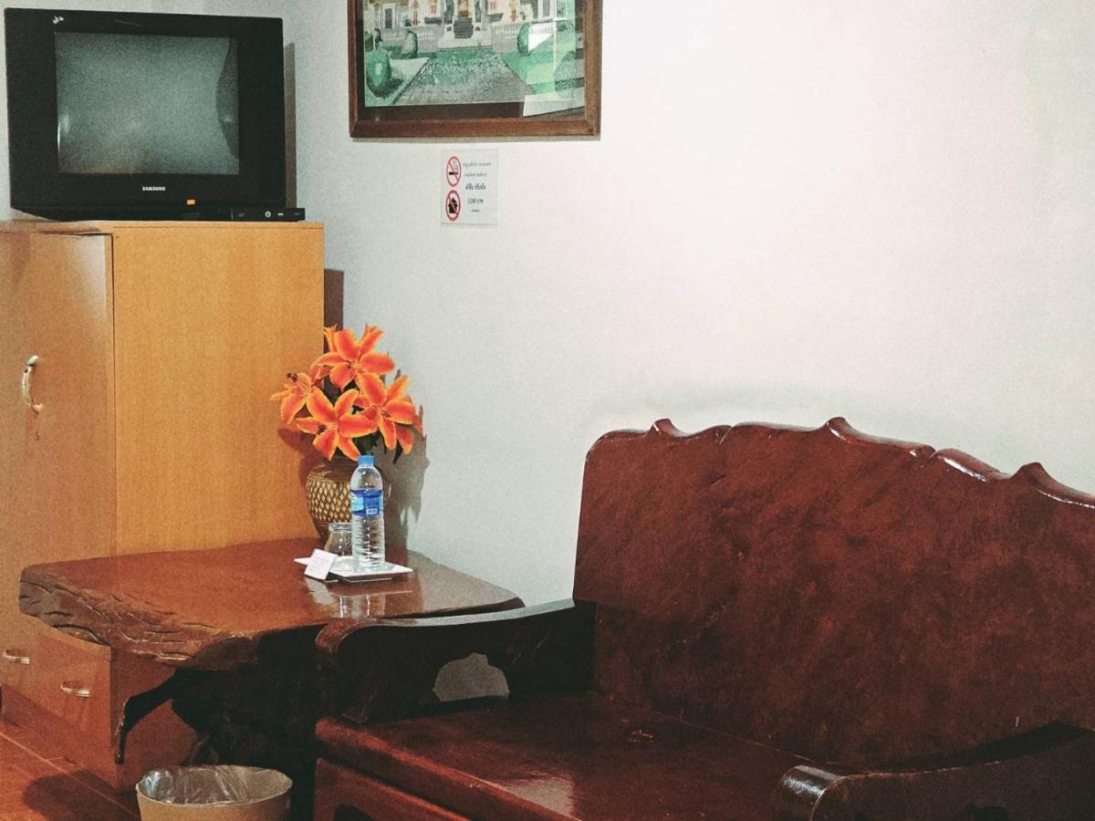 P.California Inter Hostel Nang Rong Dış mekan fotoğraf