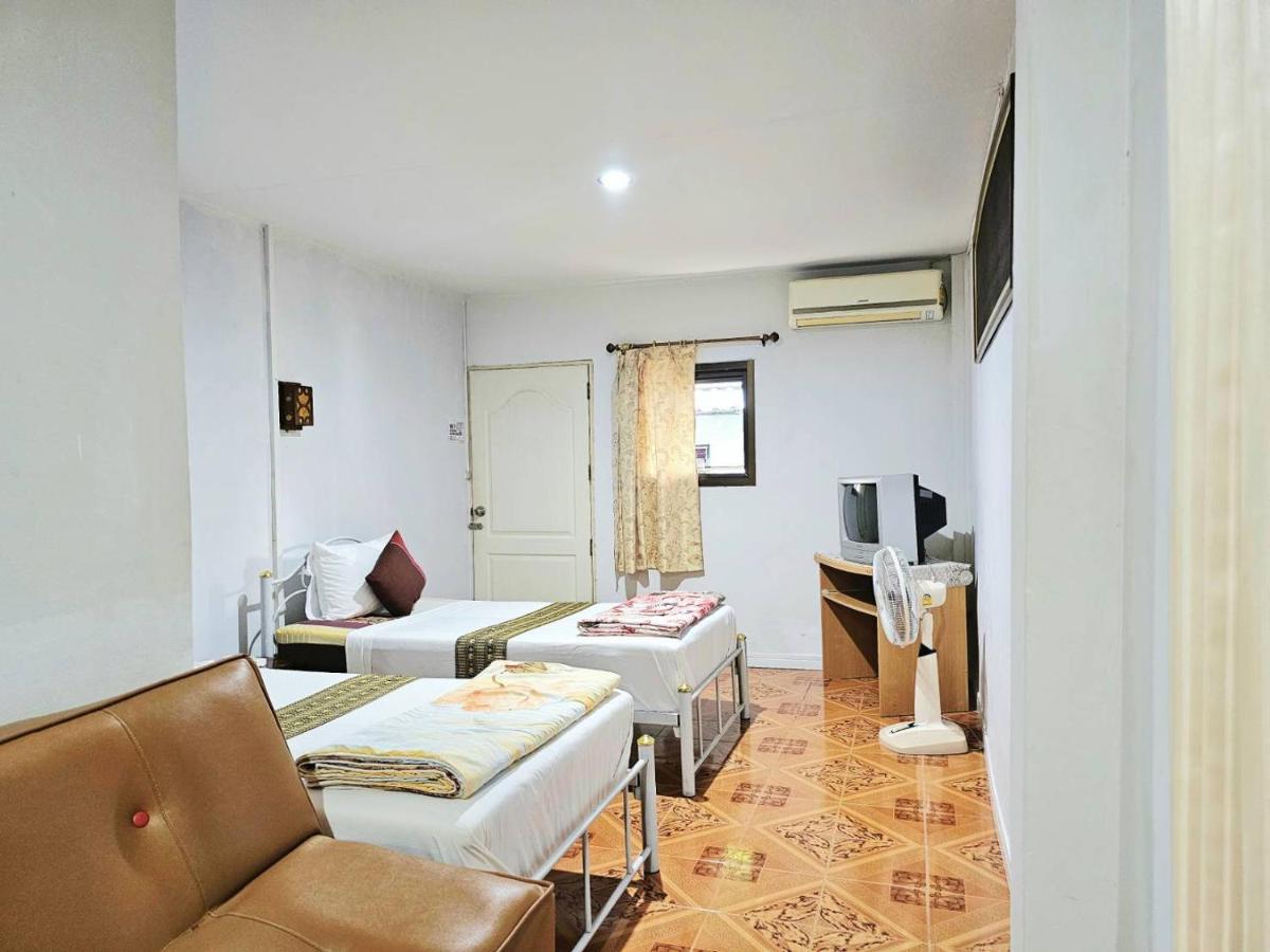 P.California Inter Hostel Nang Rong Dış mekan fotoğraf