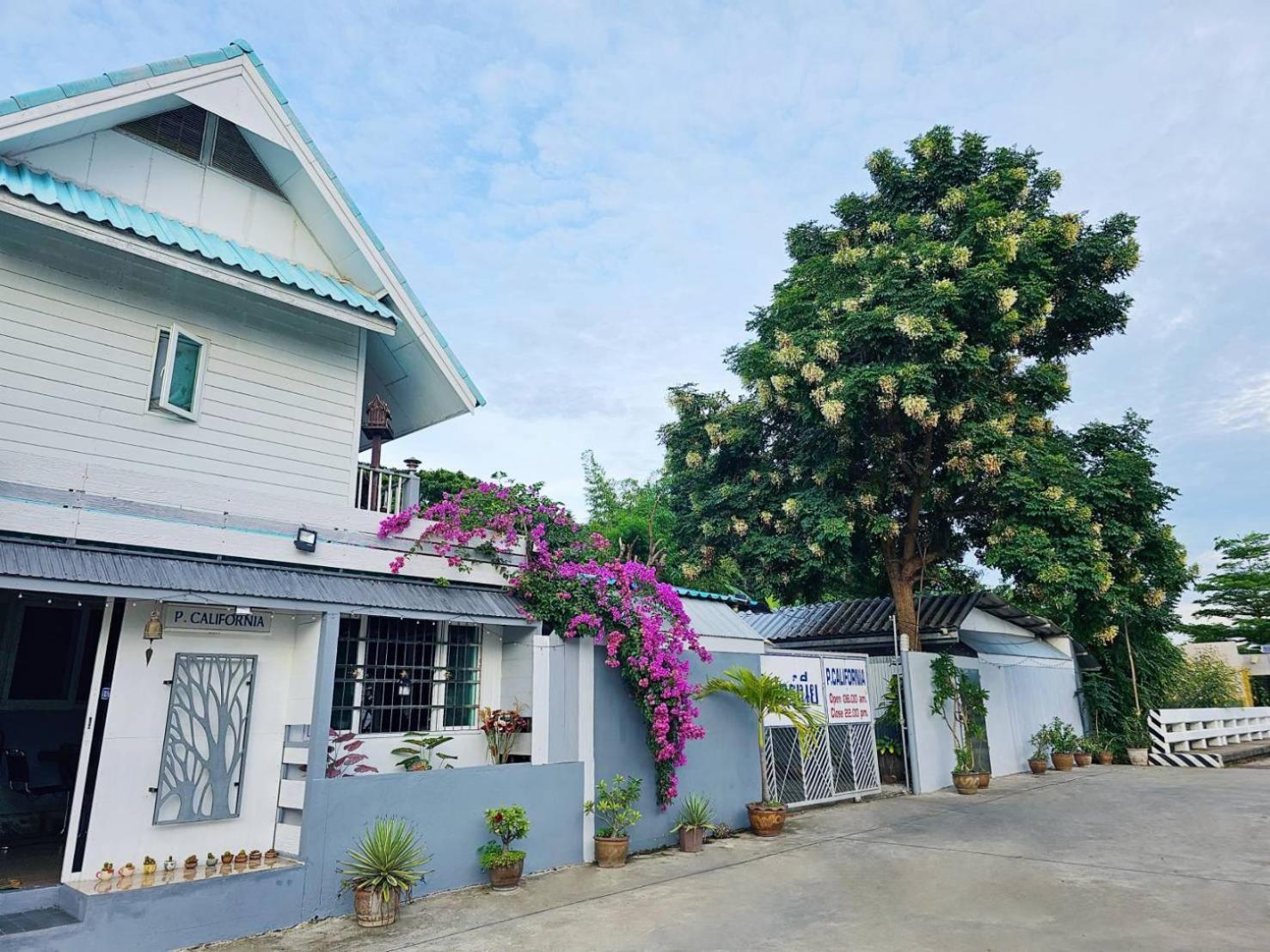 P.California Inter Hostel Nang Rong Dış mekan fotoğraf