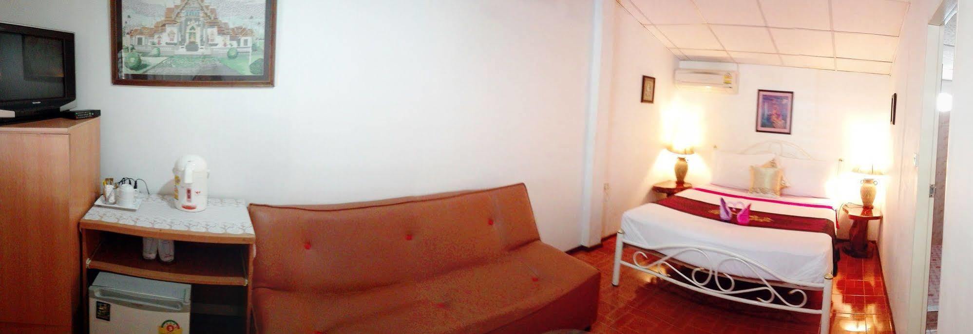 P.California Inter Hostel Nang Rong Dış mekan fotoğraf